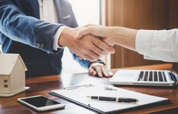 two businessman is shaking hands | Renew Leases | How-Much-Is-Your-Franchise-Actually-Worth